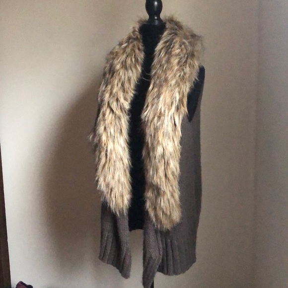 BB Dakota faux fur vest M like new - Picture 3 of 5